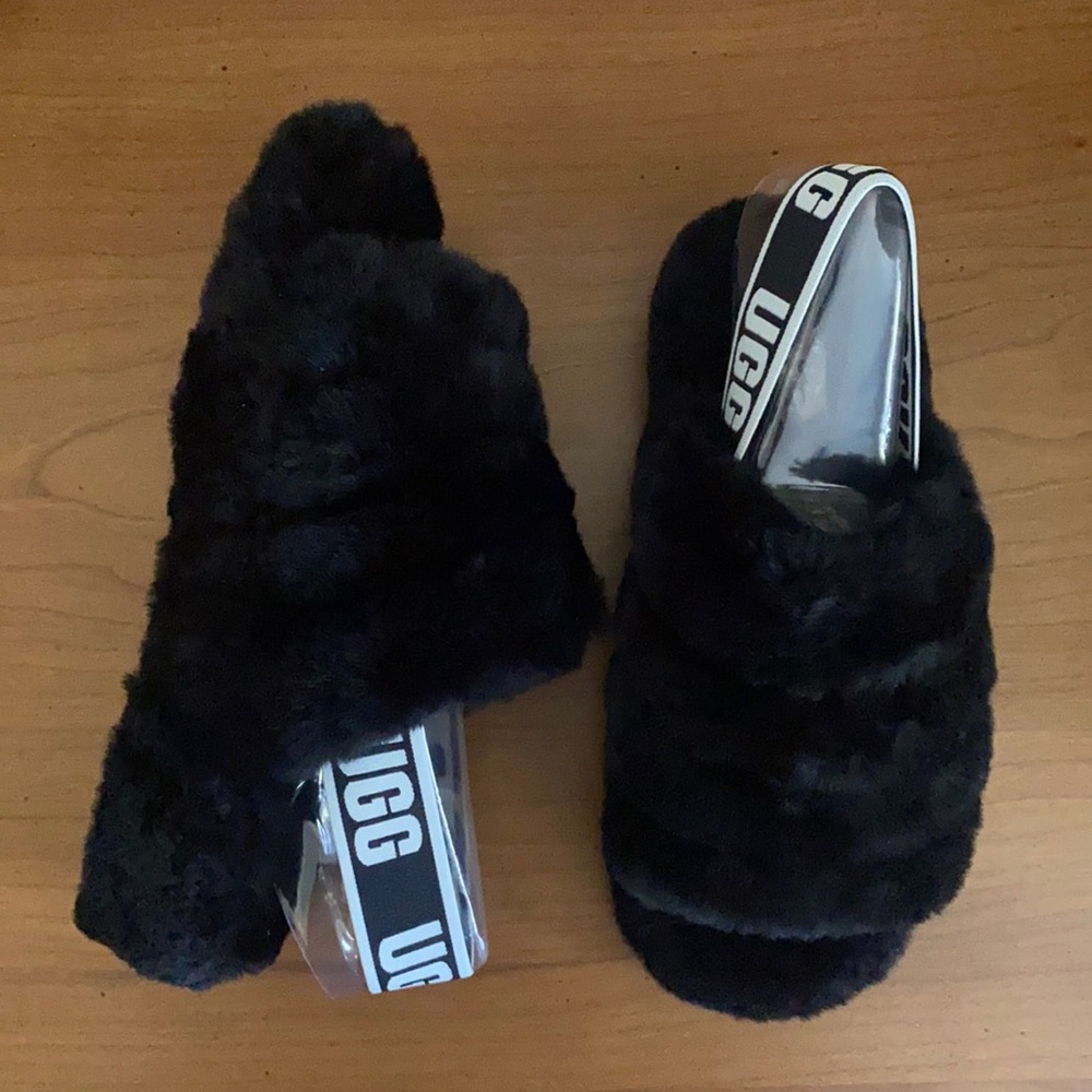 UGG fluff yeah slide size 6 in black lamb